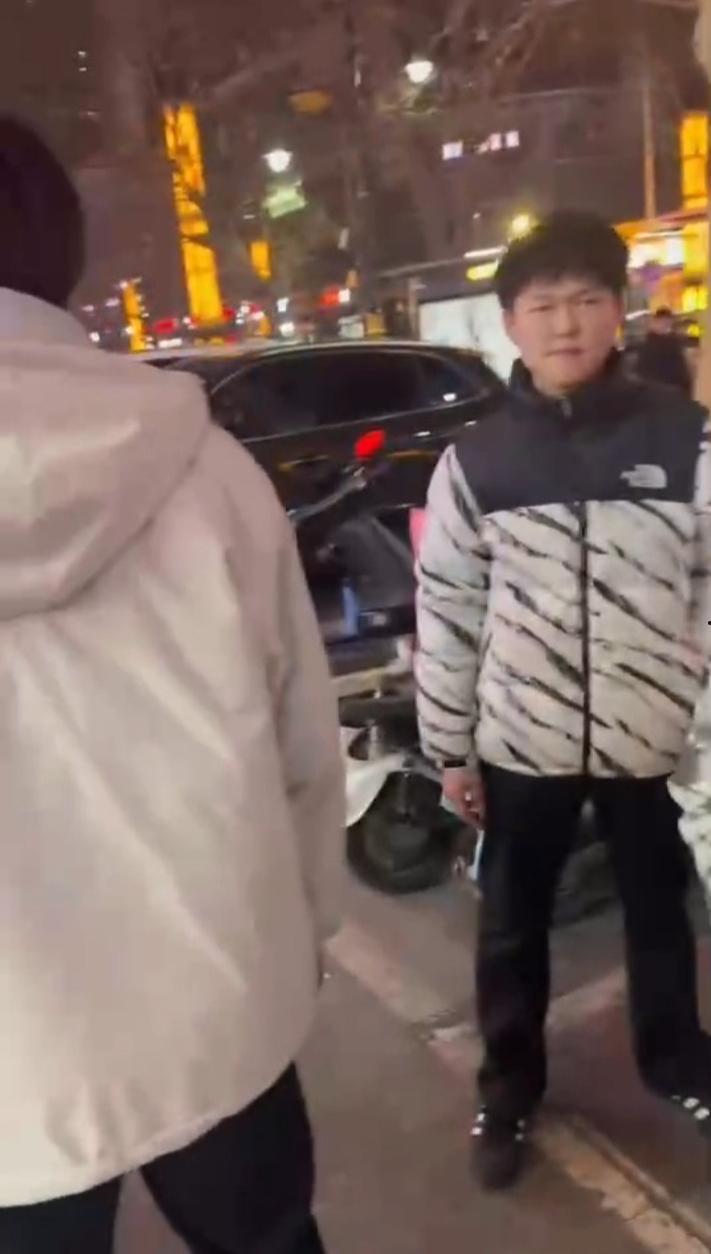 石家庄YOLO酒馆到底有多疯?50v50群架斗殴互砸酒瓶不算啥,厕所里直接开炮,这群小屁孩是疯了吧?-10