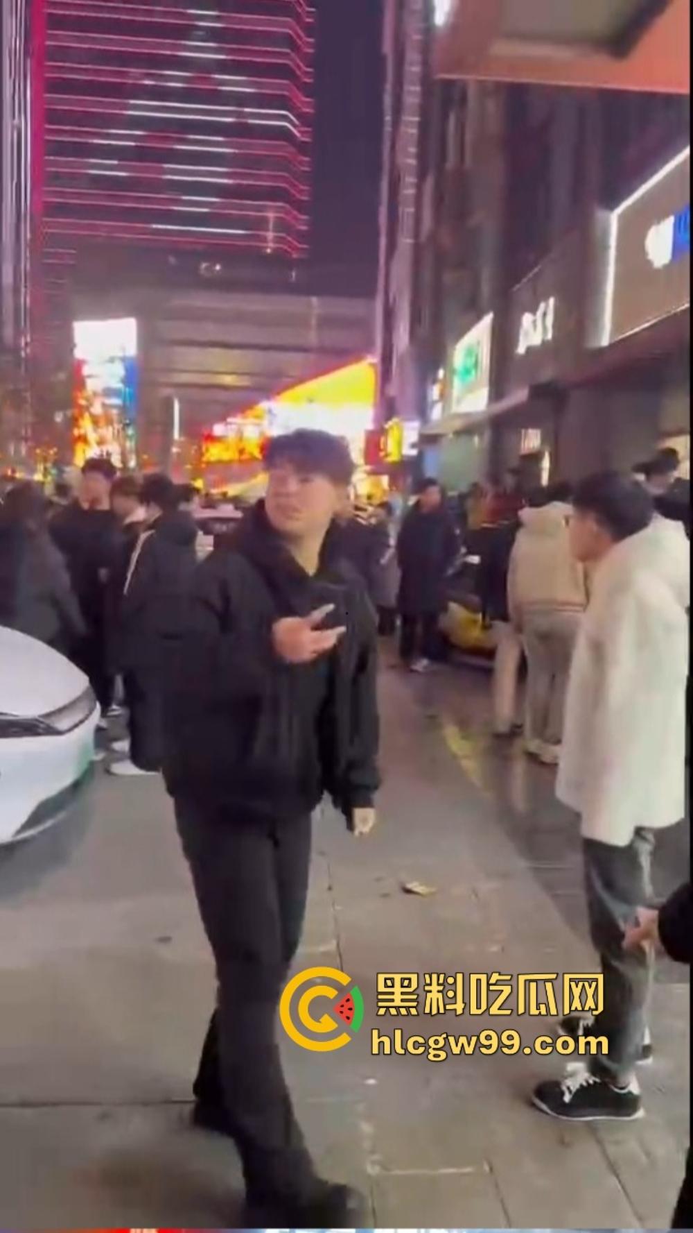 石家庄YOLO酒馆到底有多疯?50v50群架斗殴互砸酒瓶不算啥,厕所里直接开炮,这群小屁孩是疯了吧?-11