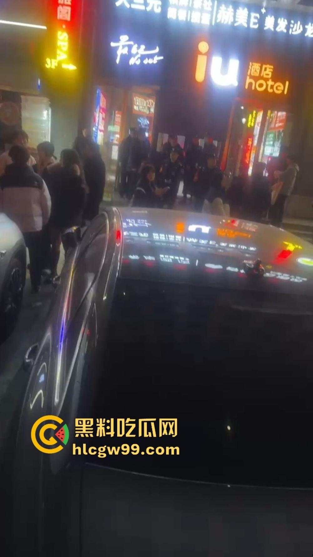 石家庄YOLO酒馆到底有多疯?50v50群架斗殴互砸酒瓶不算啥,厕所里直接开炮,这群小屁孩是疯了吧?-12