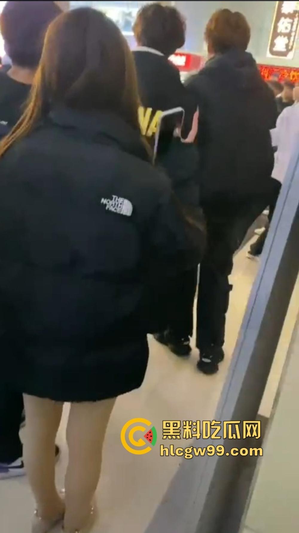 石家庄YOLO酒馆到底有多疯?50v50群架斗殴互砸酒瓶不算啥,厕所里直接开炮,这群小屁孩是疯了吧?-13