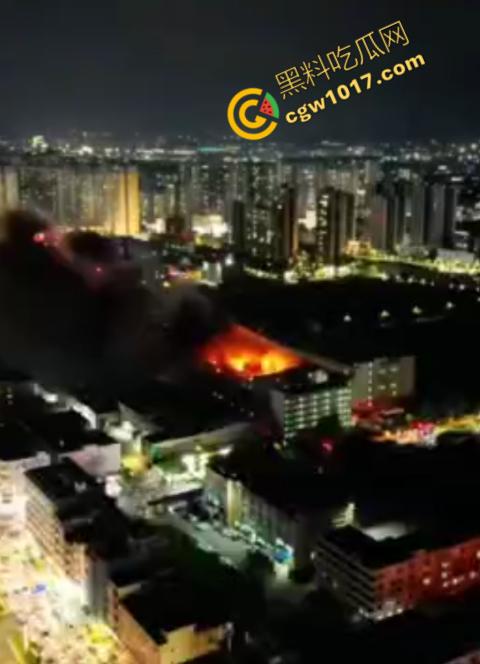 惠州博罗县服装厂夜晚突发惊天大火！火光冲天，浓烟滚滚，勇士们殊死搏斗灭火，祈祷平安归来！-1