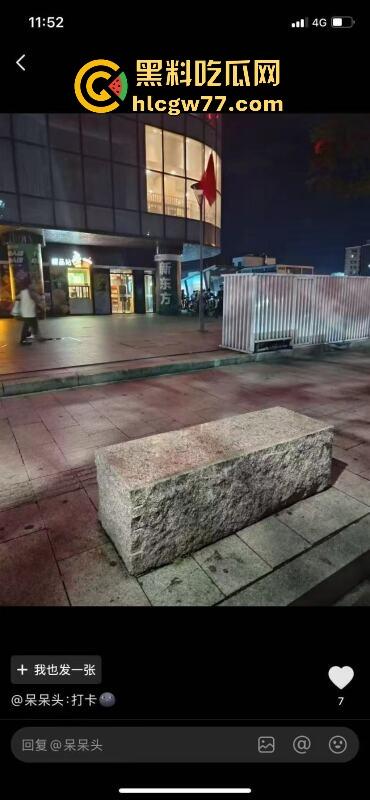 抖音热搜！广州某通讯录酒吧门 三人酒后互吃原视频来袭 三个男的大街上口 两个喝醉0给1口 内容炸裂！-13