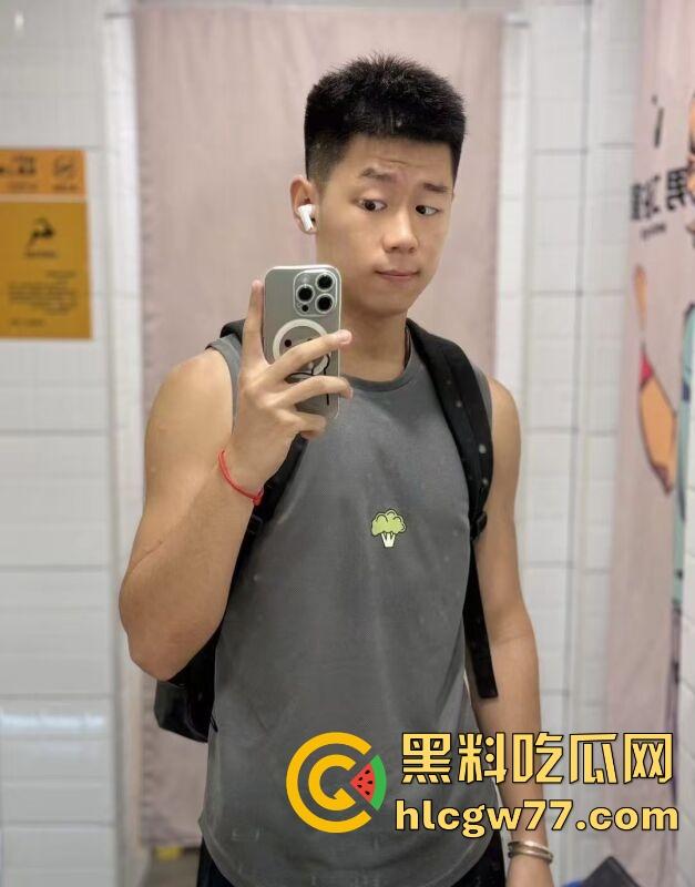 抖音热搜！广州某通讯录酒吧门 三人酒后互吃原视频来袭 三个男的大街上口 两个喝醉0给1口 内容炸裂！-15