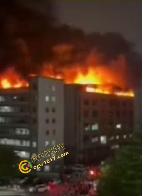 惠州博罗县服装厂夜晚突发惊天大火！火光冲天，浓烟滚滚，勇士们殊死搏斗灭火，祈祷平安归来！-5