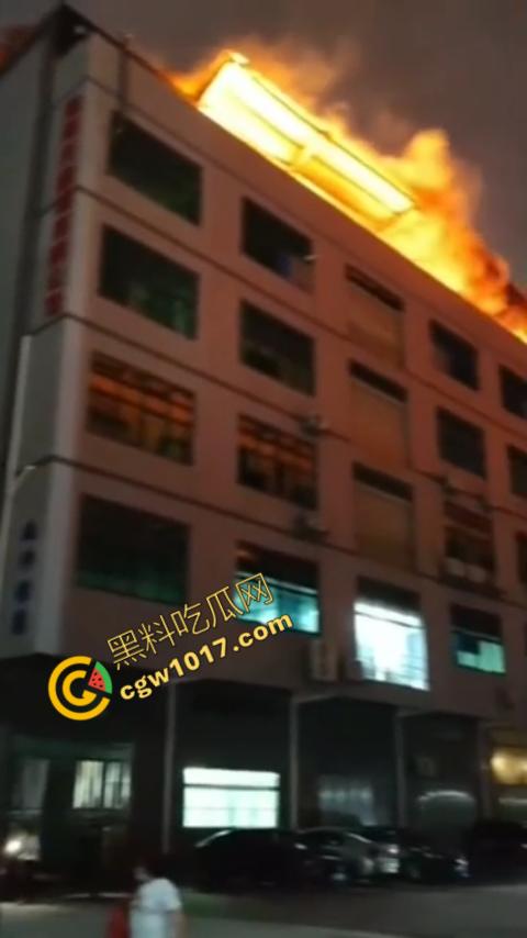 惠州博罗县服装厂夜晚突发惊天大火！火光冲天，浓烟滚滚，勇士们殊死搏斗灭火，祈祷平安归来！-9