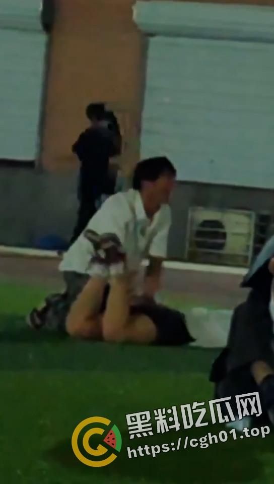 学校操场当众play  屁股做脸 后入猛扣 这怕不是已经放进去了-1