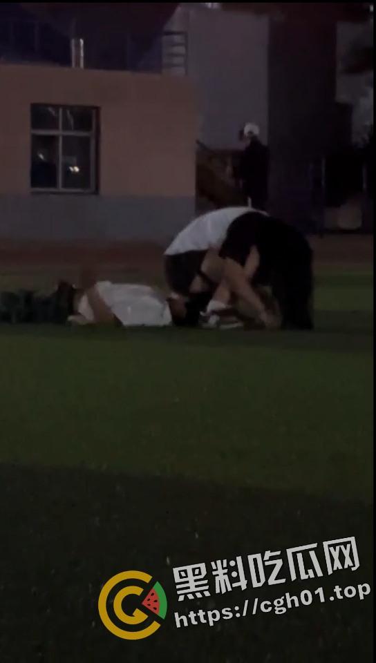 学校操场当众play  屁股做脸 后入猛扣 这怕不是已经放进去了-3