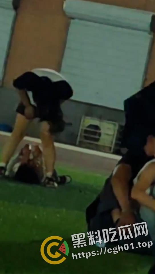 学校操场当众play  屁股做脸 后入猛扣 这怕不是已经放进去了-5