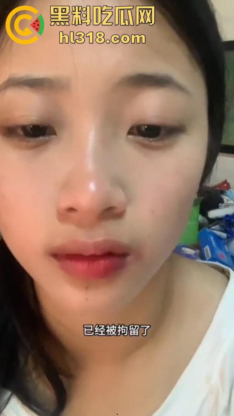 广东茂名化州擦边女被猥亵，穿性感吊带裙江边跳舞，被大叔发现直接上手摸臀猥亵，看来大爷憋不住了啊！-1