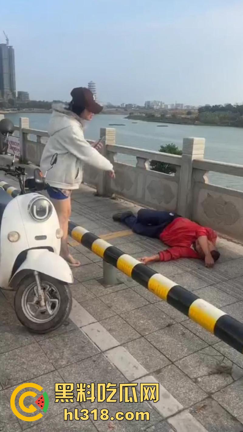 广东茂名化州擦边女被猥亵，穿性感吊带裙江边跳舞，被大叔发现直接上手摸臀猥亵，看来大爷憋不住了啊！-5