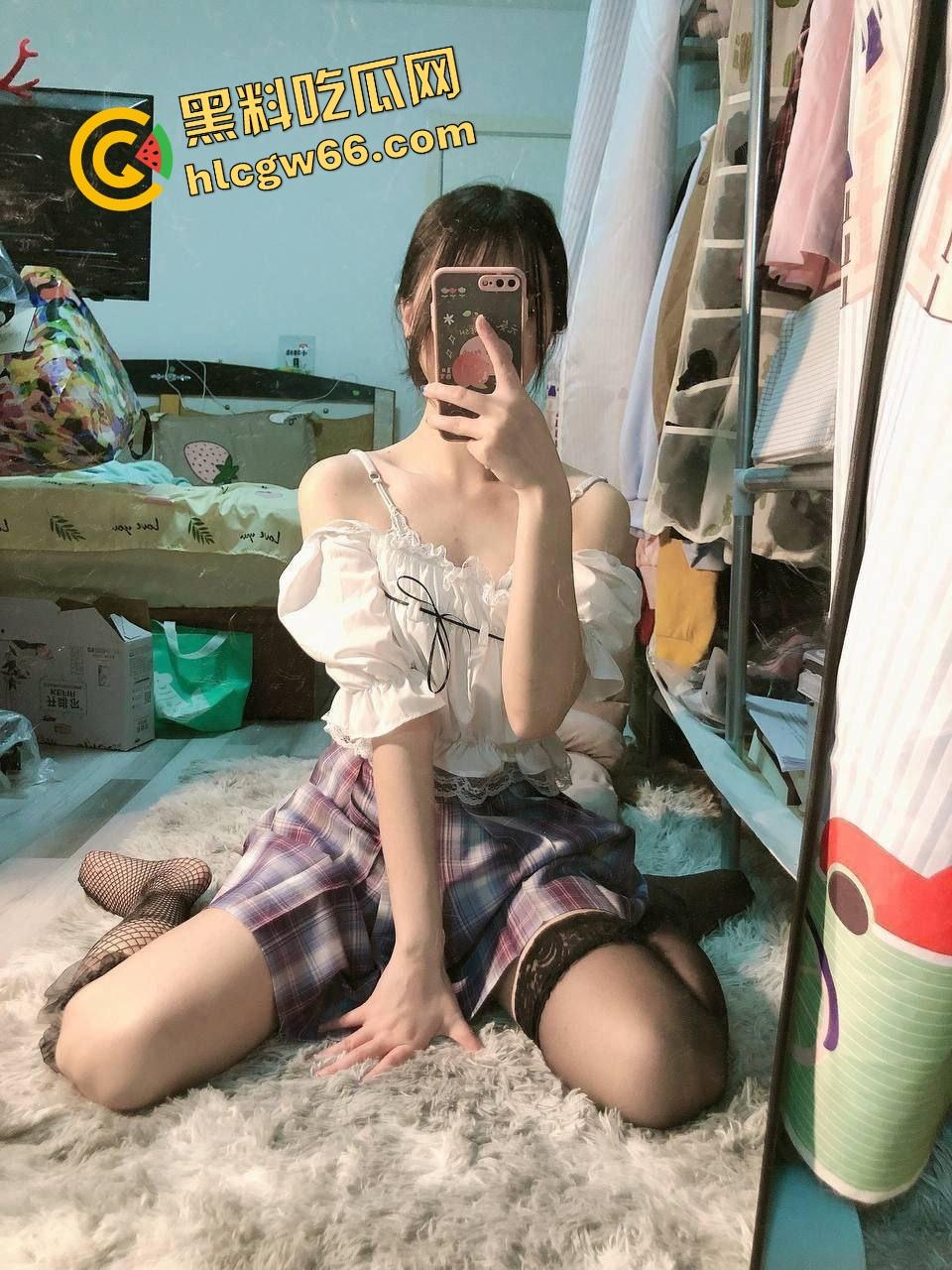 粉丝约炮分享心得，西安骚货『袁珊』调教大三妹到主动跪舔的母狗，口交插穴全程求粗暴干！-5