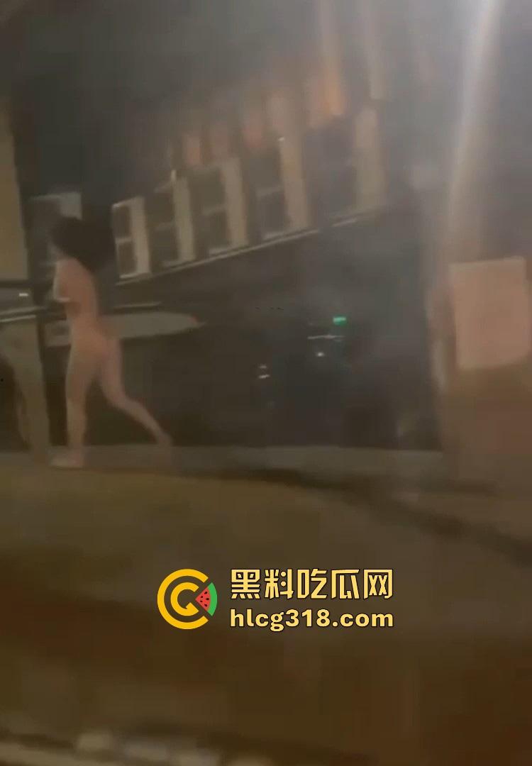 这又是谁定制的户外？郑州市区二七广场惊现裸奔女 微胖巨乳大美女晚上裸奔 这骚母狗还知道捂脸！-8