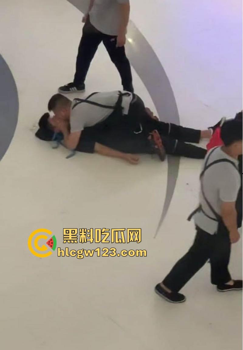 成都万达商场 两男当众倒地热吻 这尺度惊的围观群众目瞪口呆！-6