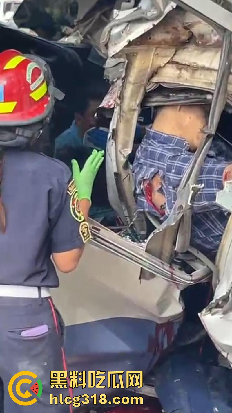 车祸没死脸却没了！印尼发生惨烈车祸，超速行驶失控撞上货车，乘客全部死亡司机面目全非！-5