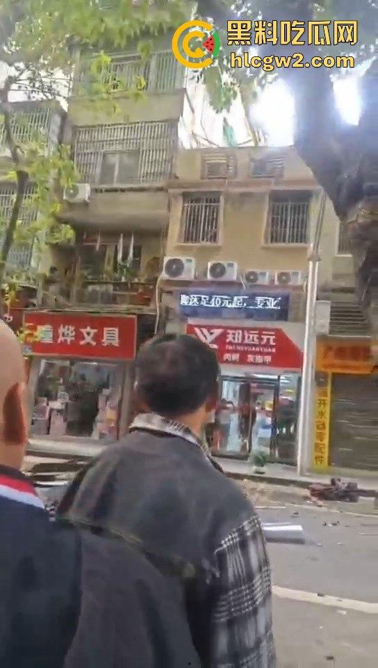 广州海珠区持刀男子与警察对峙，结果寡不敌众被撂倒，这街头硬汉就这？-4