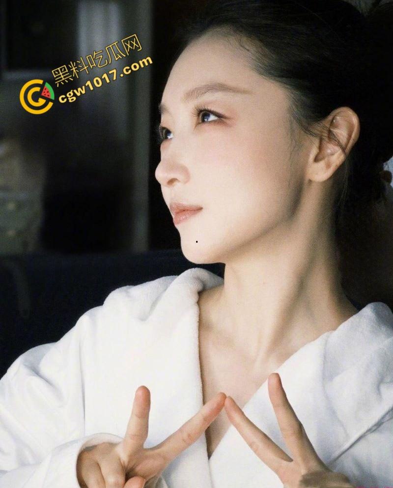 【周冬雨】VOGUE红毯透视装走光，性感仙女瞬间成爆炸新闻，行走荷尔蒙炸弹掀全网浪潮，裙摆失控全网疯传！-1