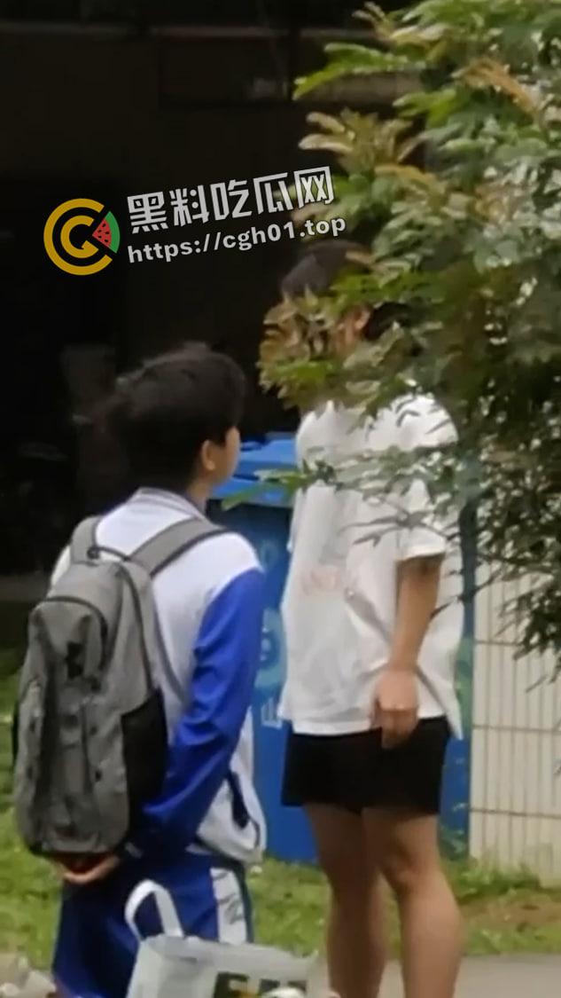 华南农业大学大瓜！高中生小男友跪宿舍楼下求原谅 被大学女友狂扇巴掌 吃瓜现场直达-4