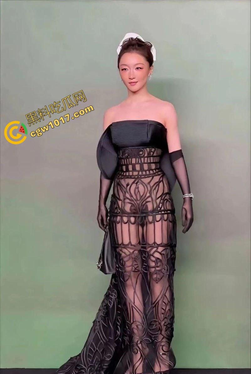 【周冬雨】VOGUE红毯透视装走光，性感仙女瞬间成爆炸新闻，行走荷尔蒙炸弹掀全网浪潮，裙摆失控全网疯传！-4