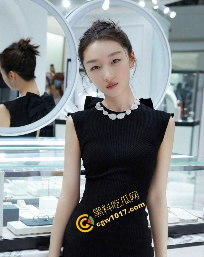 【周冬雨】VOGUE红毯透视装走光，性感仙女瞬间成爆炸新闻，行走荷尔蒙炸弹掀全网浪潮，裙摆失控全网疯传！-5