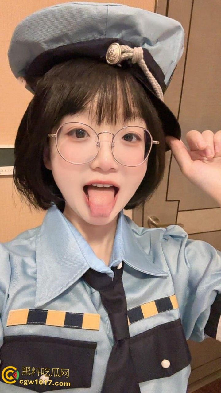 纯欲短发嫩妹【王胜利】，微密圈上演丝袜美腿诱惑，清纯脸庞配上反差动作，简直是人间极品！-1