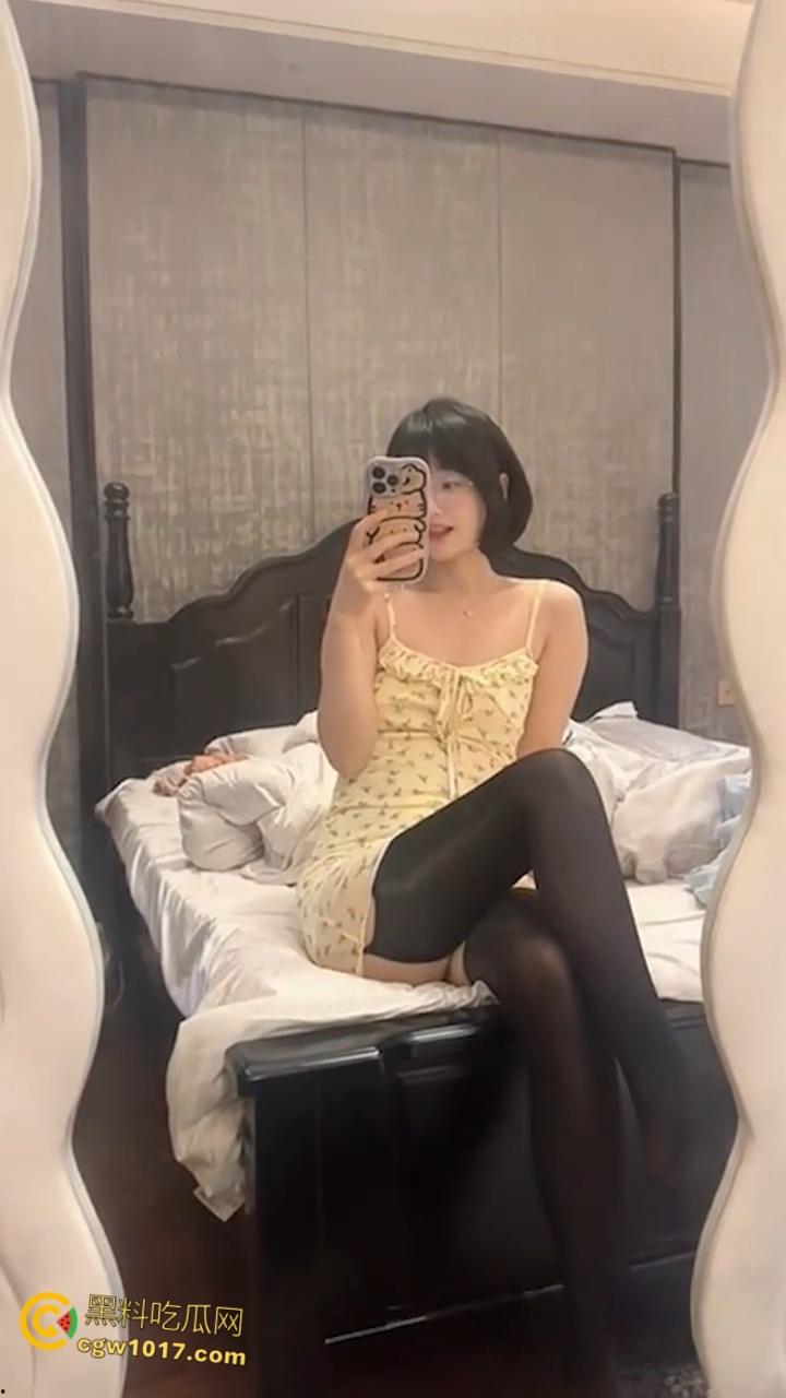 纯欲短发嫩妹【王胜利】，微密圈上演丝袜美腿诱惑，清纯脸庞配上反差动作，简直是人间极品！-3