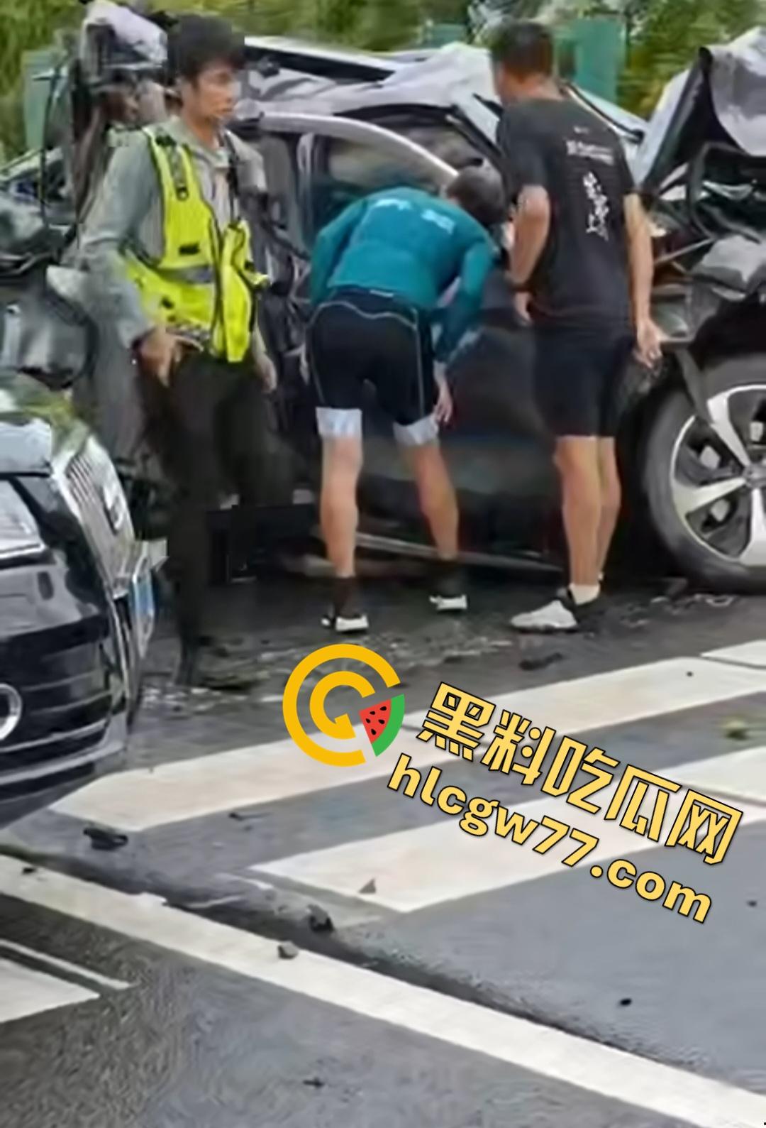 泉南高速惊魂！临桂-灵川段大挂车狂撞四小车，福利路出口变炼狱！-7