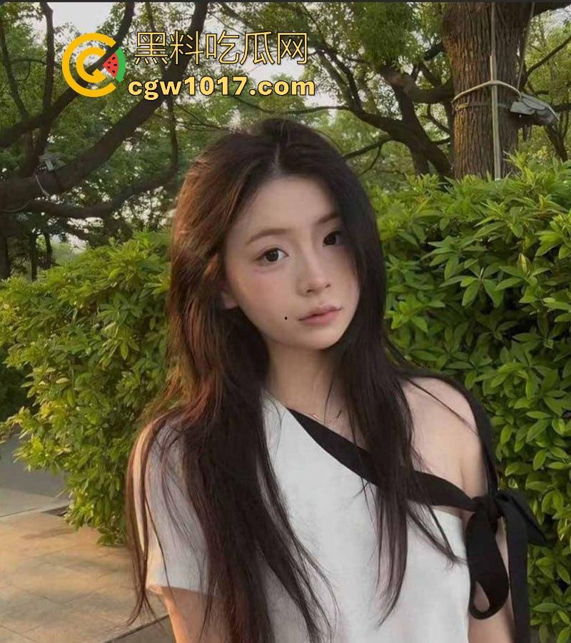 夜店邂逅湖北反差婊【黄美丽】直奔酒店上演疯狂肉搏，红唇包裹炮友粗硬鸡巴深喉，白浆顺屌身狂流淫液喷溅床单！-4