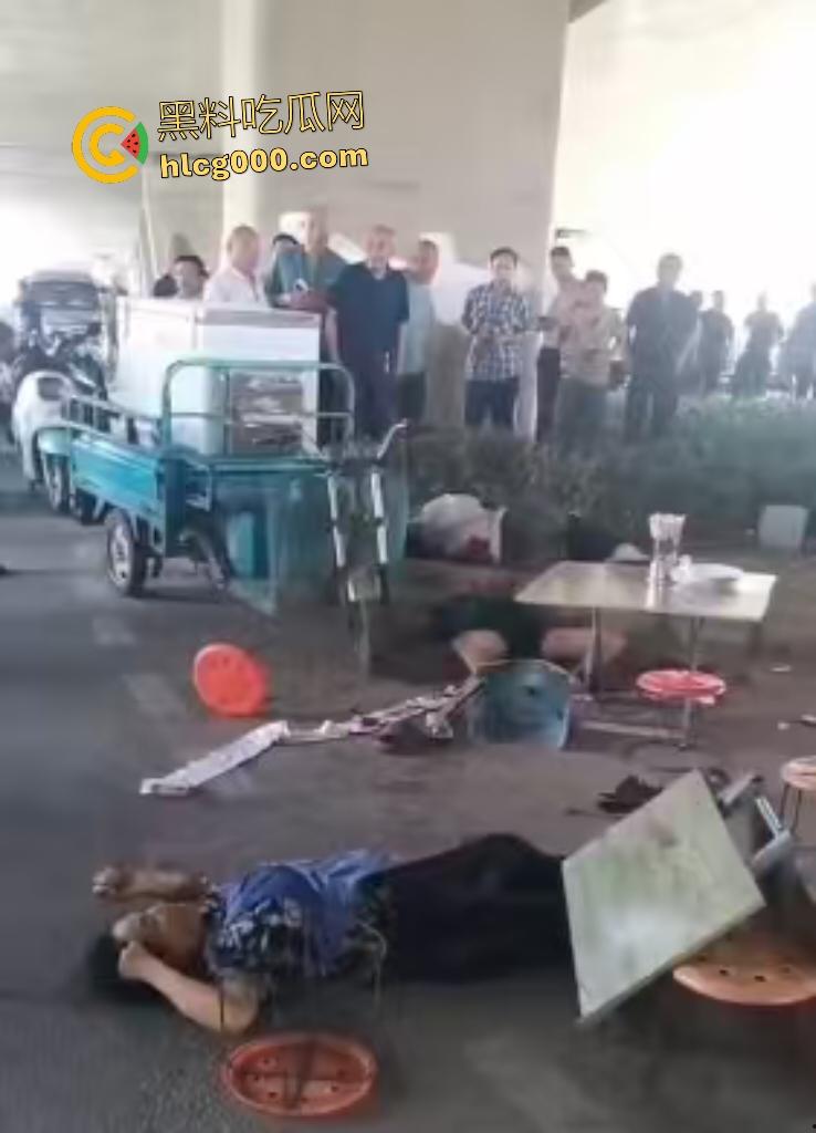 河南中牟摊位争夺战遭捅杀！三人被捅身亡，摊位血流成河，菜品上直接变血红色！-4