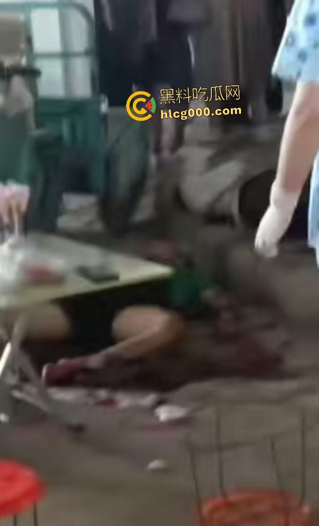 河南中牟摊位争夺战遭捅杀！三人被捅身亡，摊位血流成河，菜品上直接变血红色！-6