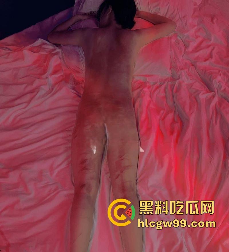 调教大神【冷先生】玩弄反差婊被虐到失神，饮尿滴蜡舔脚，强制高潮爽到喷汁，母狗跪地求操，SM狠玩到腿软！-10