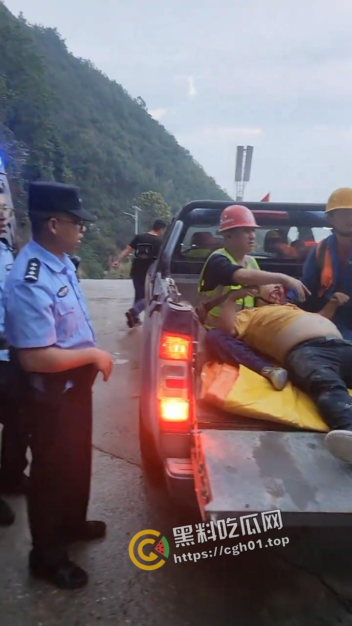 云南保山中铁隧道工人跳楼事件！三年不发工资反被威胁 七窍流血还不能立刻送医 现场视频流出-4