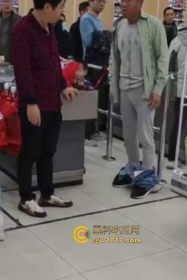河北超市机器响工作人员逼老人脱光自证清白，还要搜身，这太过分了，大爷说“骗我脱完就不管了”？-5
