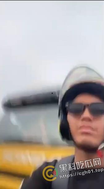 分头行动！男子骑摩托车玩手机被卡车冲撞 当场人头分离 现场血腥画面流出-1