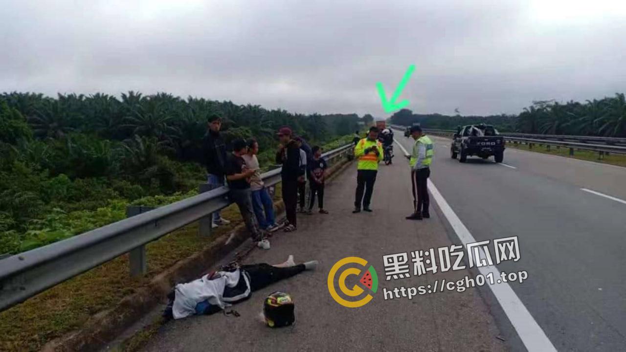 分头行动！男子骑摩托车玩手机被卡车冲撞 当场人头分离 现场血腥画面流出-3