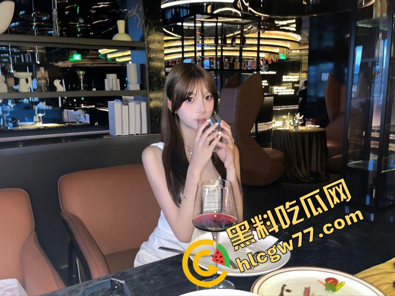 网友投稿聊了俩月终于约上极品少妇，结果床上骚得开口叫爸爸，老哥爆操根本刹不住！-3