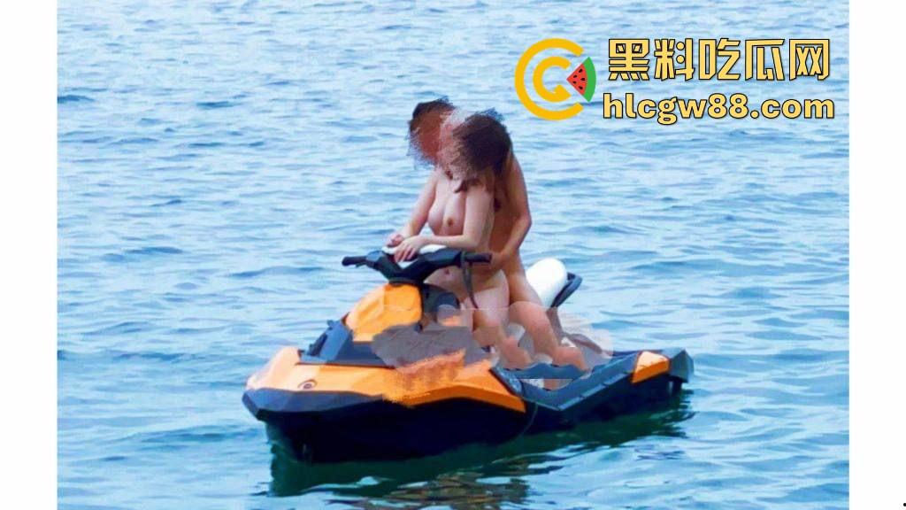 海南三亚海上摩托大野战，巨乳游艇宝贝上演真实戏码，又是羡慕大哥的一天！-1