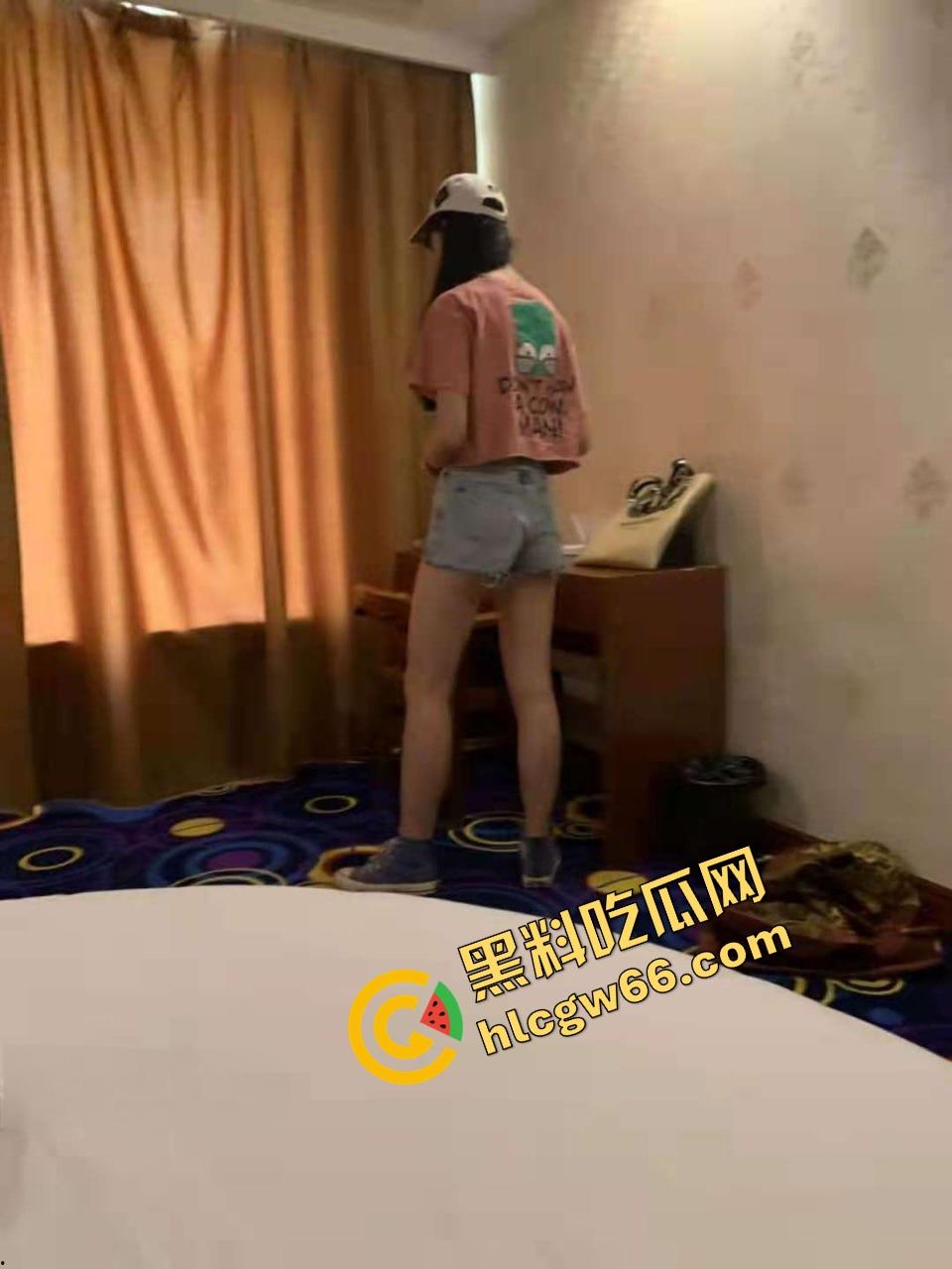 百度云盘泄密，青岛约炮大神萝莉学生妹模特女神全被爆操，一碗麻辣烫就能骗上床，骚得简直离谱！-12