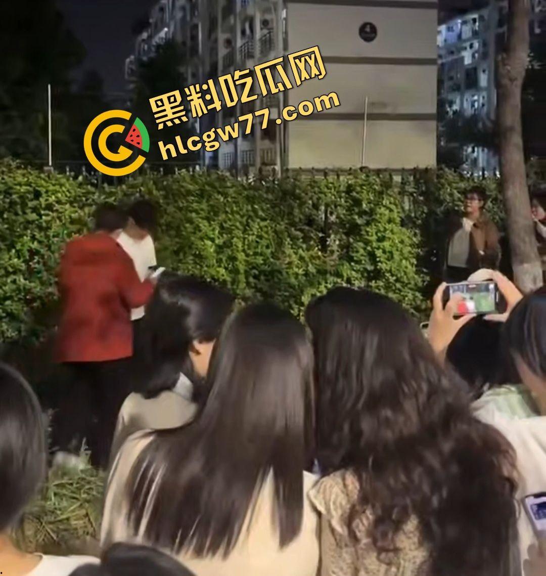 昨晚宣城高中楼下惊天大瓜!纯情男被嫌痘脸甩,闺蜜推新欢,哭瘫宿舍楼下成青春疼痛神剧!-1