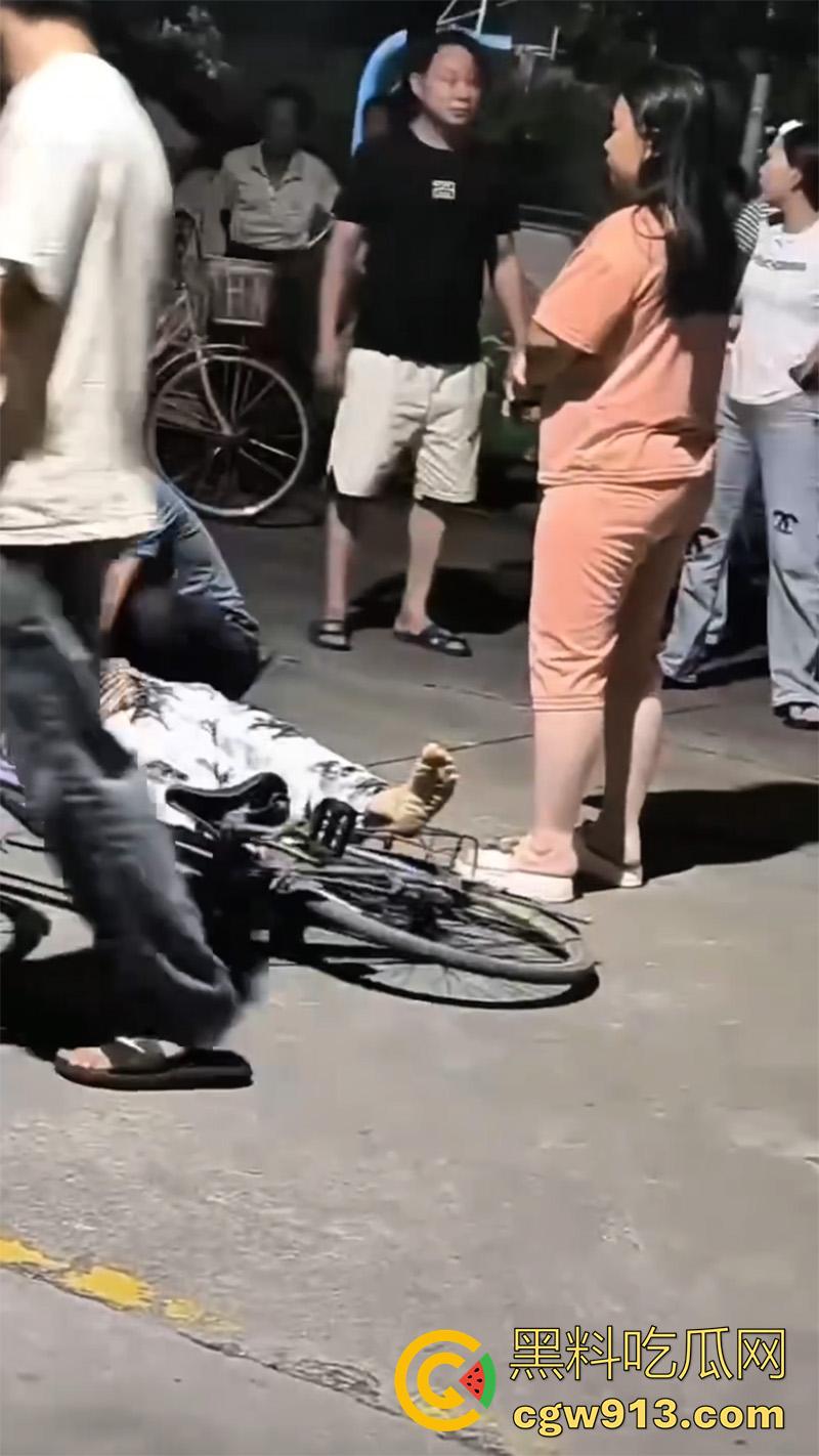 鬼火少年彻底慌了，广西精神小伙骑9号改装电摩撞死老人，不赔钱就得蹲十来年，眼见的彻底懵了！-2