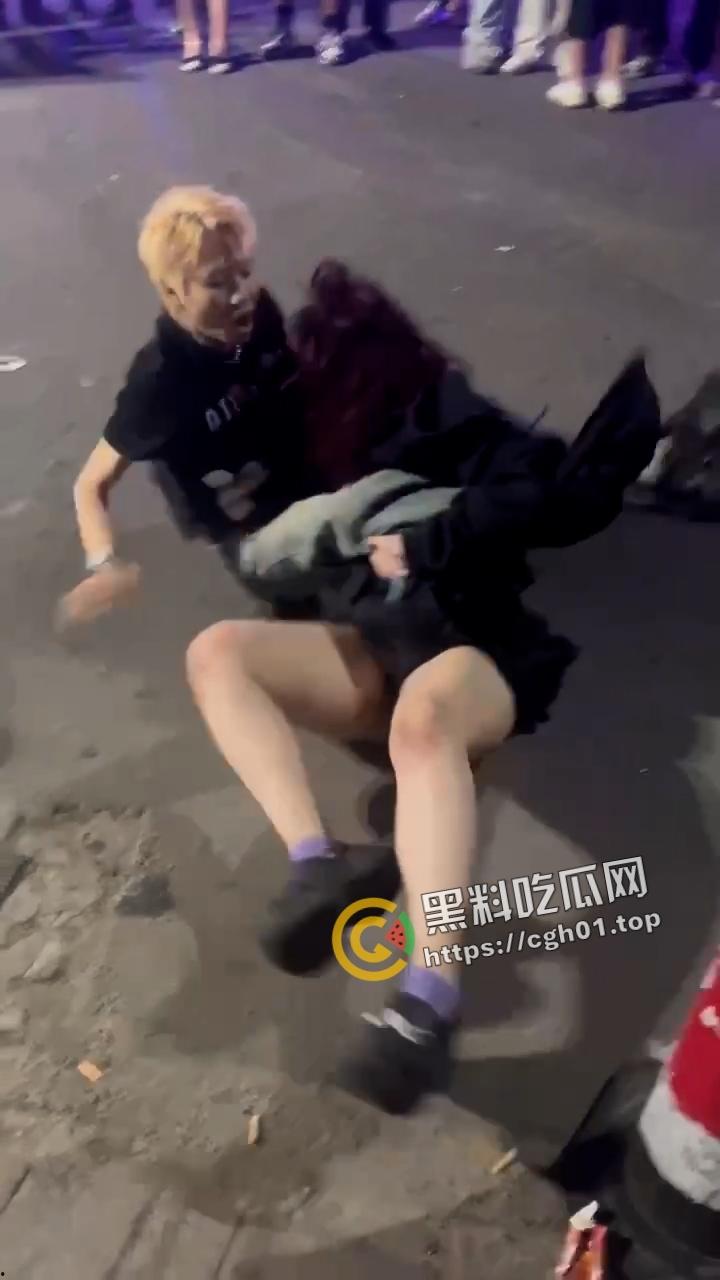 北京工体坦克大战瘦猴  飞猪女暴打细狗 打的自己内裤都飞了  围观群众都在喊加油 前排吃瓜-2