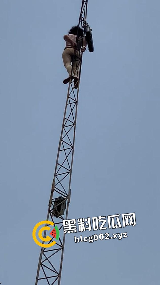河南裸女跳电线杆自杀现场 被诈骗了百万干脆不活了 当场坠地死亡 现场血腥视频流出-2