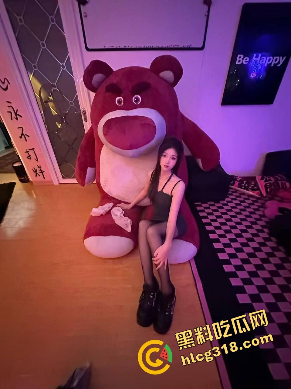 单位高冷御姐『李雪』白天冷若冰霜，晚上边打电话边吃鸡，什么姿势都玩得转，这骚劲她老公根本扛不住！-4