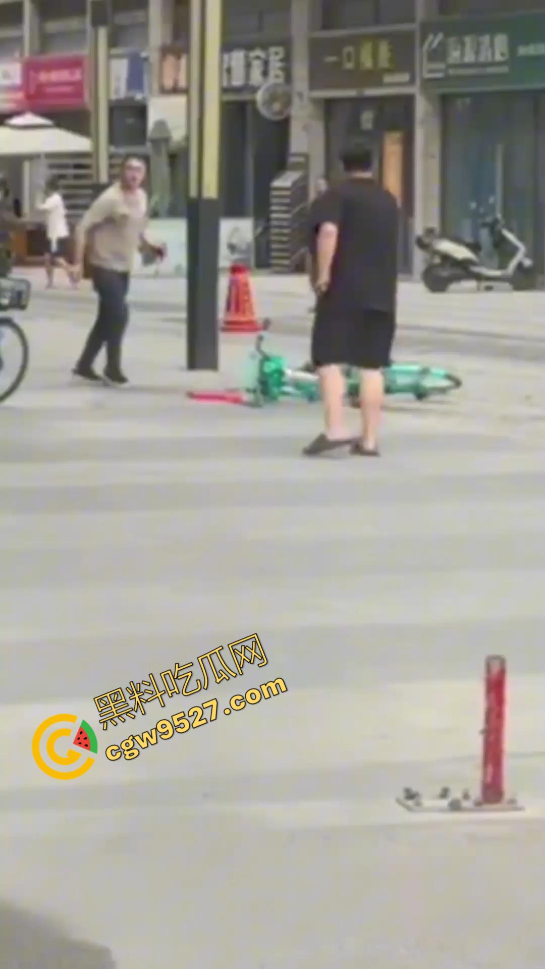 成都大街上杀妻现场曝光！男子怒捅妻子数刀直至死亡，杀疯了欲对旁边路人下手，现场血淋淋一片恐怖至极-6