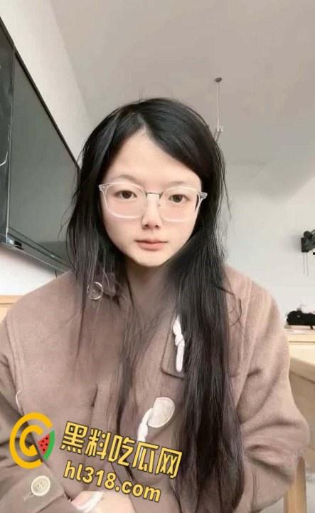 推特清纯女大【旖可小罗老师】，全身写满淫语教室狗趴，宿舍玩跳蛋娇喘连连，窗帘也挡不住小穴流水声-2