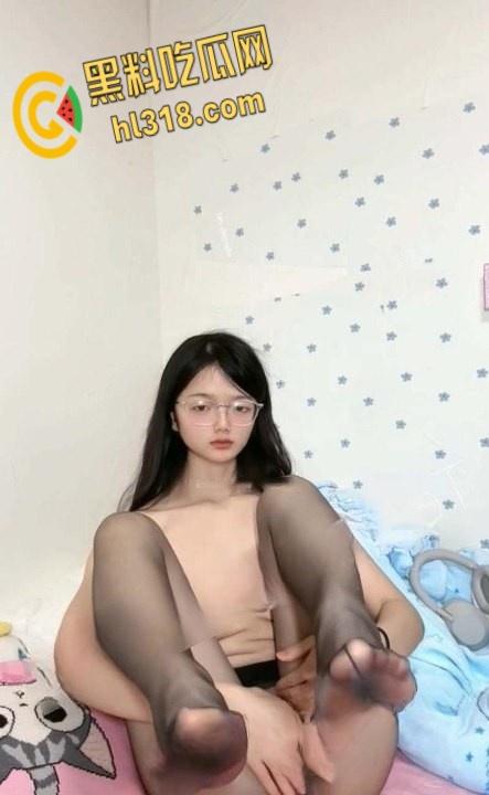 推特清纯女大【旖可小罗老师】，全身写满淫语教室狗趴，宿舍玩跳蛋娇喘连连，窗帘也挡不住小穴流水声-3