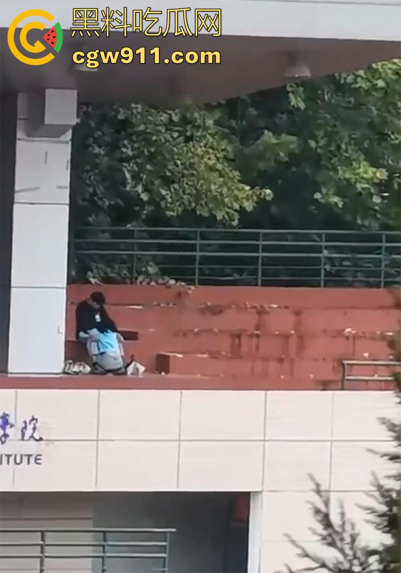 陕西工业职业技术学院，操场看台角落，一对狗男女大玩口交吃鸡，据说这男的还是骚逼男友的室友，玩的真花花啊！-2