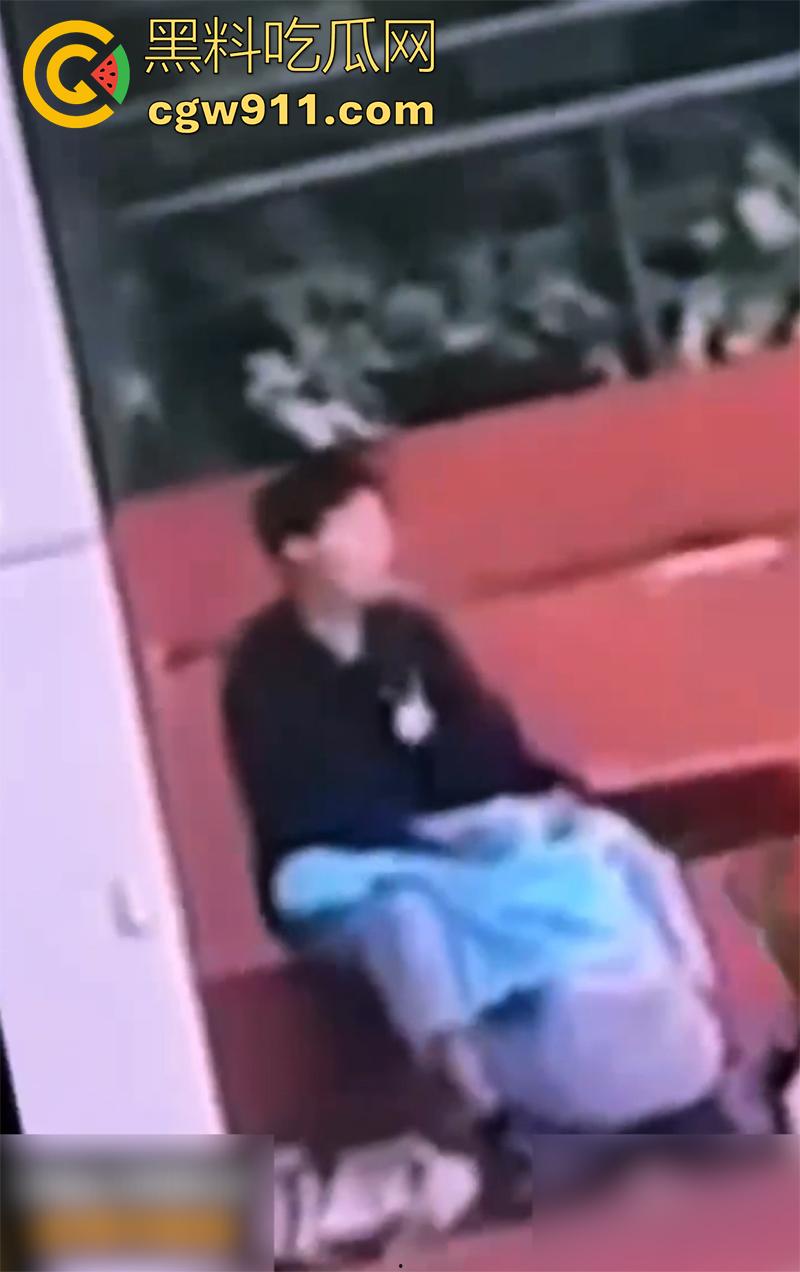 陕西工业职业技术学院，操场看台角落，一对狗男女大玩口交吃鸡，据说这男的还是骚逼男友的室友，玩的真花花啊！-5