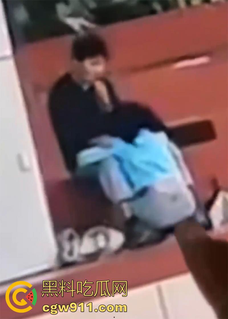 陕西工业职业技术学院，操场看台角落，一对狗男女大玩口交吃鸡，据说这男的还是骚逼男友的室友，玩的真花花啊！-6
