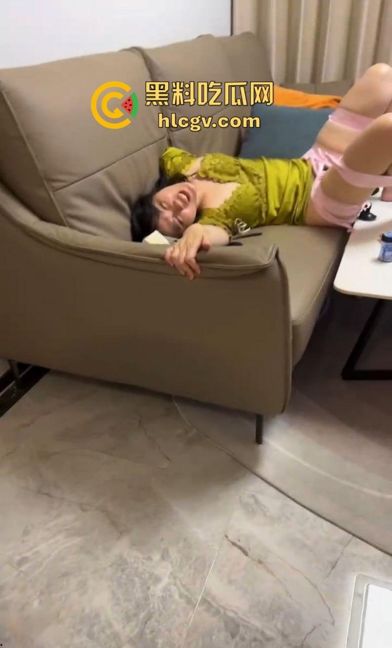 定制绿帽派对！绿帽奴狂邀单男双拼把老婆被干到哀嚎，扩逼跳蛋准备好套都不带！这也太敢玩了吧？-7