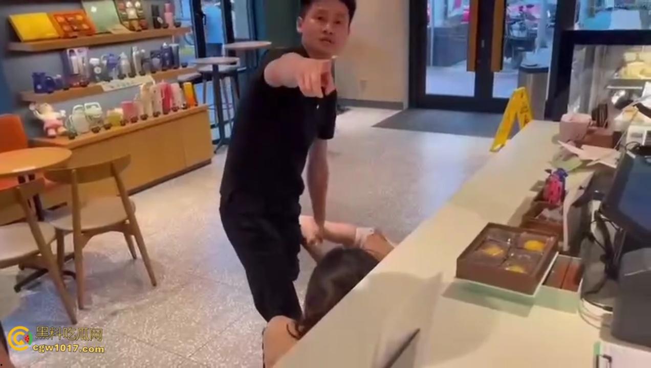 渣男带着小三在星巴克约会，两人有说有笑空气弥漫着暧昧， 被原配当场抓包后，两人瞬间扭打在一起 ！-5